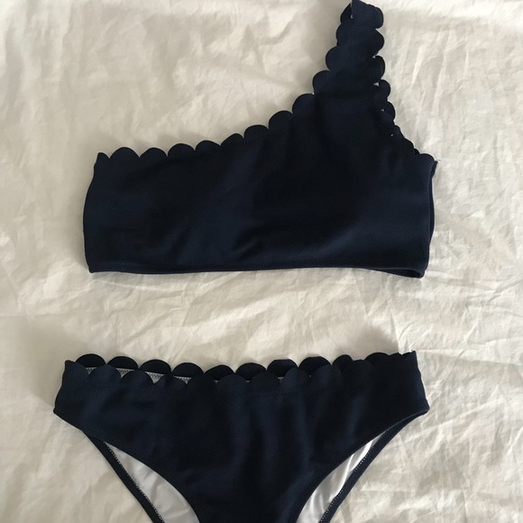 Bikini - Picture 1 of 3